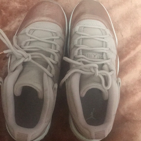 Woman’s air Jordan 11 retro lows 2018 - Picture 3 of 5